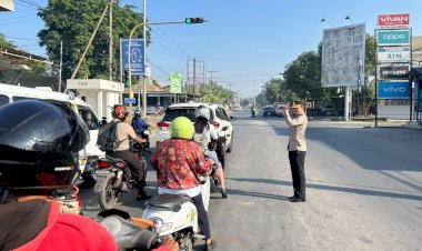 Tunjukkan-Keteladanan;-Kapolres-TTU-Turun-Langsung-Cek-Personel-Strong-Point-Pagi-dan-Atur-Arus-Lalu-Lintas