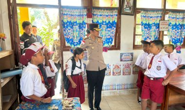 Penuh-Kehangatan-dan-Jiwa-Keibuan,-Kapolres-TTU-Berbagi-Cerita-dan-Tawa-Bersama-Siswa-SDK-Leob