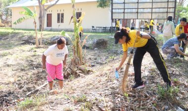 Wujudkan-Lingkungan-Bersih-Dan-Sehat,-Kapolres-Ttu-Pimpin-Kegiatan-Jumat-Bersih-Libatkan-Personel,-Bhayangkari-Dan-Masyarakat