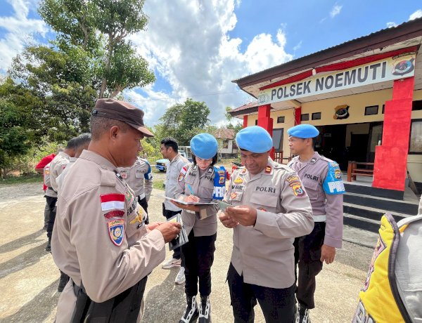 Cek-Kesiapan-Tugas,-Propam-Polres-TTU-Awasi-Ketat-Penggunaan-Senpi-di-Polsek-Noemuti