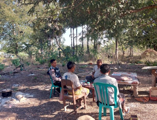 Sayangi-Keluarga-dan-Masa-Depan,-Brigpol-Rian-Welsyah-Ajak-Warga-Desa-Oelami-Jauhi-Miras