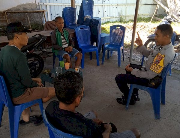 Sinergi di Kelurahan Maubeli: Kala Polisi dan Warga Bersatu Menolong Janda di Gubuk Derita