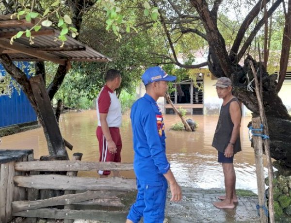 Ditpolairud Polda NTT Turun Tangan Bantu Warga Desa Bolok Bersihkan Rumah Usai Banjir