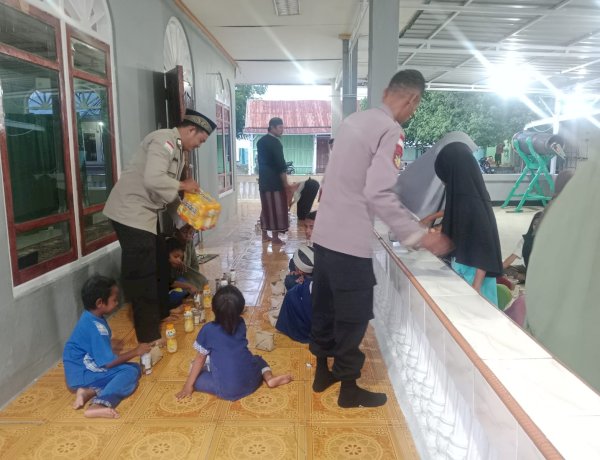 Takjil Ramadhan dari Polisi, Polsek Insana Utara Buka Puasa Bersama Warga