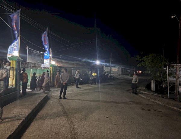 Polisi Amankan Sholat Tarawih di Kefamenanu, Tradisi Berbagi Takjil Perkuat Kebersamaan