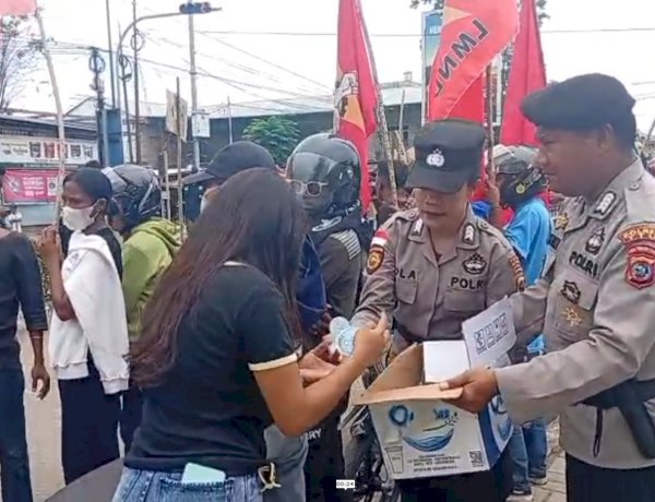Sejukkan Suasana May Day, Aksi Humanis Personel Polres TTU Bagikan Air Mineral di Tengah Massa Unjuk Rasa