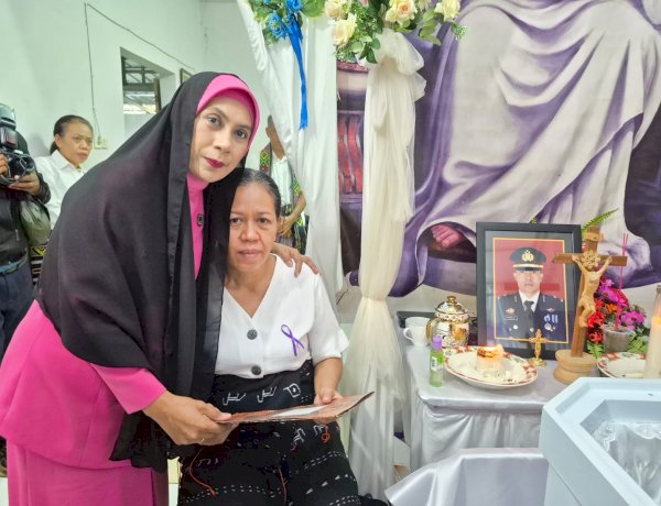 Bhayangkari-Cabang-TTU,-melaksanakan-giat-melayat-ke-rumah-duka-almarhum-Iptu-Frans-Bay-Meo-sebagai-bentuk-dukungan-moril-bagi-keluarga-yang-ditinggalkan.