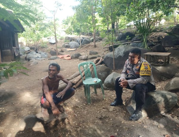 Sentuhan Humanis Di Batas Negeri, Seorang Bhabinkamtibmas Merajut Kedekatan Lewat 'Cara Door to Door ' di Desa Binaannya