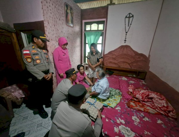 Wujud Nyata Kepedulian Polri: Polres TTU Gelar Anjangsana dan Serahkan Tali Asih Menjelang HUT Bhayangkara ke-80