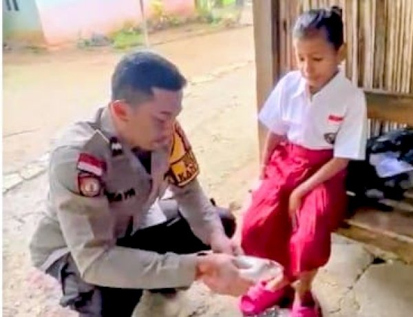 Menyisihkan Gaji Demi Masa Depan Anak Bangsa: Kisah Haru Seorang Bhabinkamtibmas Antarkan Seragam Sekolah ke Pelosok Desa Kiusili