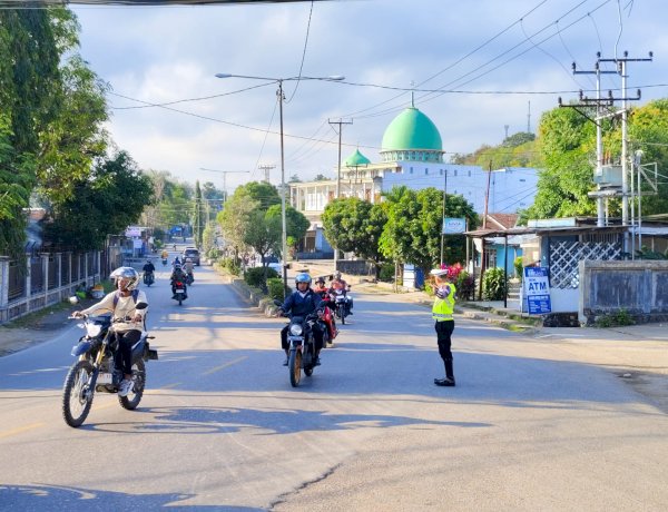 Wujud Pengabdian Tulus, Personel Polres TTU Gelar Strong Point Pagi Demi Kamseltibcarlantas dan Keamanan Masyarakat