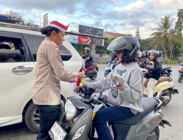Sambut HUT ke-81 Kemerdekaan RI, Polres TTU Bagikan Bendera Merah Putih kepada Pengendara yang Melintas
