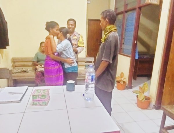 Bhabinkamtibmas-Desa-Motadik-Berhasil-Damaikan-Perselisihan-Dua-Kakak-Beradik,-Wujud-Polri-Untuk-Masyarakat