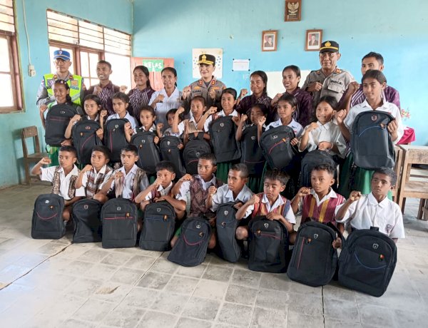 Polri Peduli Pendidikan : Kapolres TTU Salurkan Bansos Berupa Perlengkapan sekolah untuk Pelajar di Naku