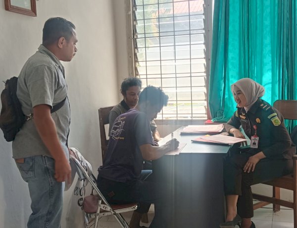 Penyidik Polsek Miomaffo Barat Serahkan Tersangka dan Barang Bukti Kasus Penganiayaan ke Kejaksaan Negeri TTU