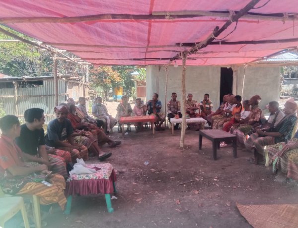 Bhabinkamtibmas Hadiri Acara Rumah Adat Riak Slab, Ajak Masyarakat Jaga Kamtibmas dan Jauhi Miras