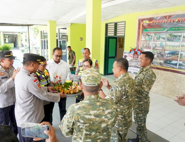 HUT ke-81 TNI, Polres TTU Serahkan Tumpeng ke Kodim 1618/TTU, Perkuat Sinergitas TNI-Polri