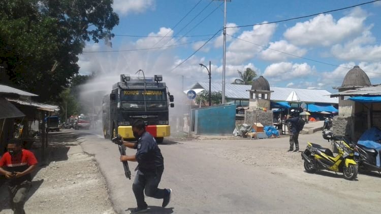 Gunakan Water Canon, Polres TTU Lakukan Penyemprotan Disinfektan Keliling Kota Kefamenanu