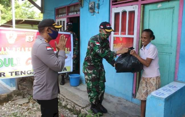 Sinergitas Solid, TNI-Polri di TTU Terus Bergerak Bagi Sembako ke Warga Terdampak Covid-19