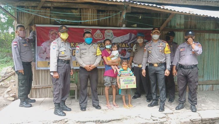 Polres TTU Kembali Salurkan Bantuan Kepada Lansia Dan Masyarakat Kecil