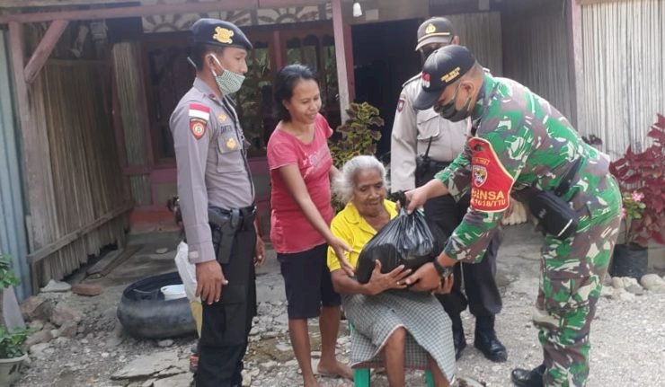 Polres TTU Bagi Sembako Bagi Warga Terdampak Covid-19