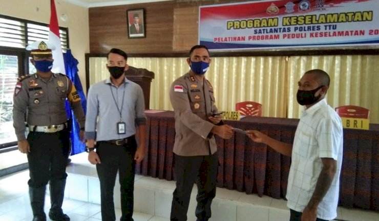 Polres TTU Salurkan Bantuan Tunai Bagi Ratusan Ojek, Sopir Dan Kernet