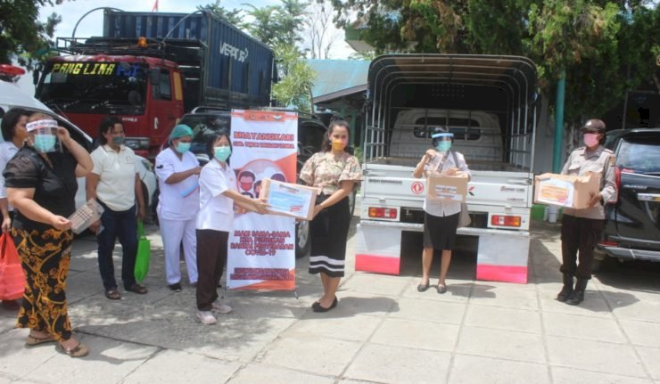 Polres TTU Dan Bhayangkari Bagi Masker Dan Sembako