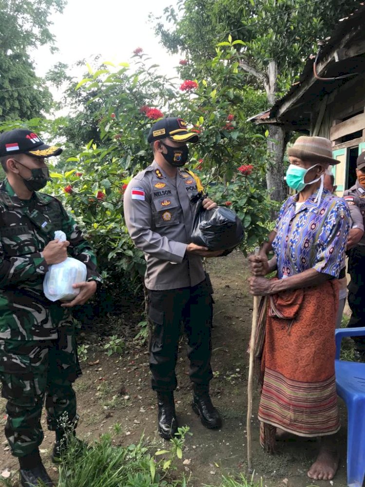 Sinegritas TNI - Polri Bagi Sembako Untuk Warga Terdampak Covid 19