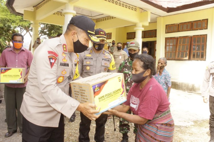 Kapolda NTT IRJEN POL. Drs. H HAMIDIN beri sembako di kecamatan Insut