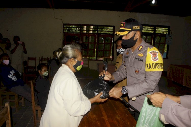 400 Kepala Keluarga diberikan bantuan beras, oleh Kapolres Timor Tengah Utara