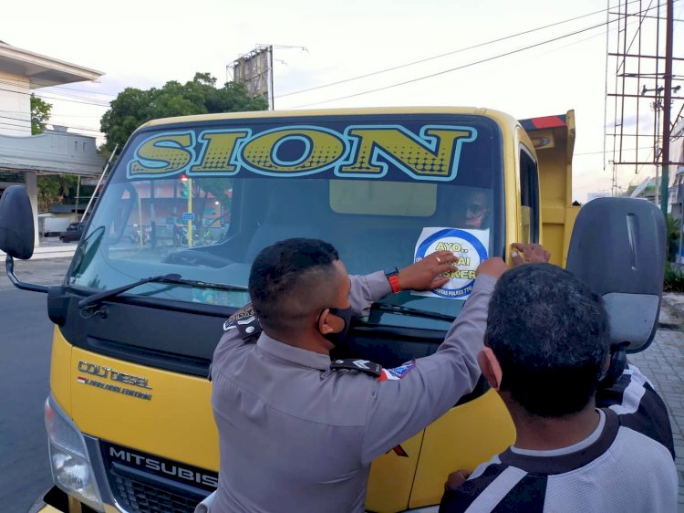 Sat Lantas Polres TTU Pasang Stiker dengan tema Ayo Pakai Masker di Kendaraan Umum