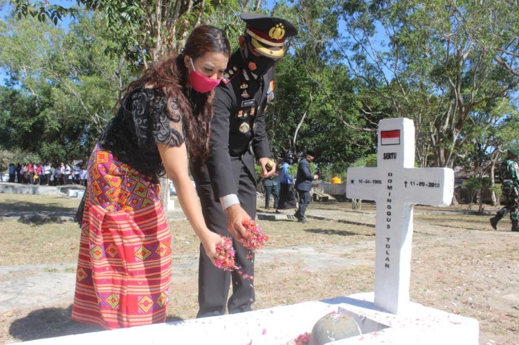 Kapolres TTU AKBP Nelson Ikut Tabur Bunga di TMP Cendana Loka