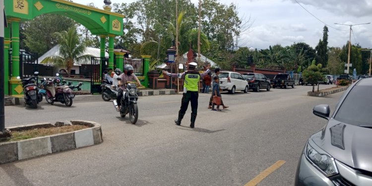 Lantas Polres TTU Atur arus lalin sebelum dan sesudah laksanakan Ibadah Sholat Jumat