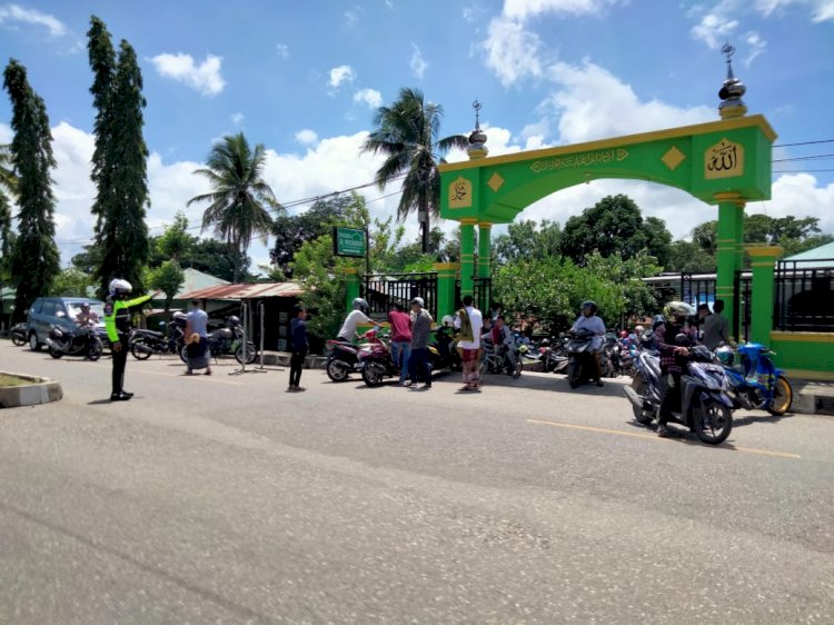 Pelaksanaan Ibadah sholat Jumat di tengah Pandemi Covid-19 ; Polres TTU terus  lakukan pengamanan