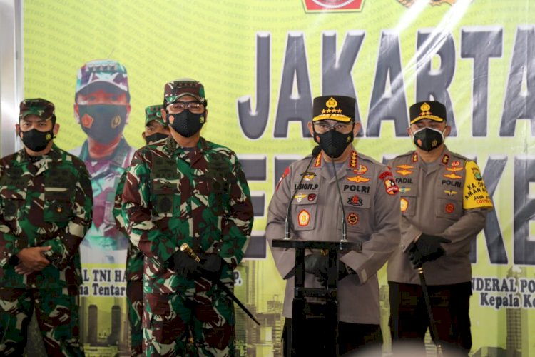 Pantau Prokes, Panglima TNI dan Kapolri Bagikan Masker di Pasar Tanah Abang