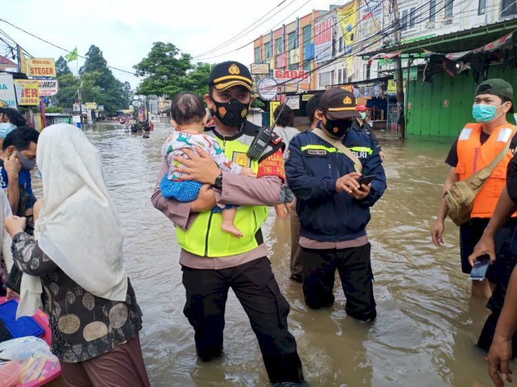 Wujud Negara Hadir, Personel TNI-Polri Dikerahkan Bantu Korban Banjir