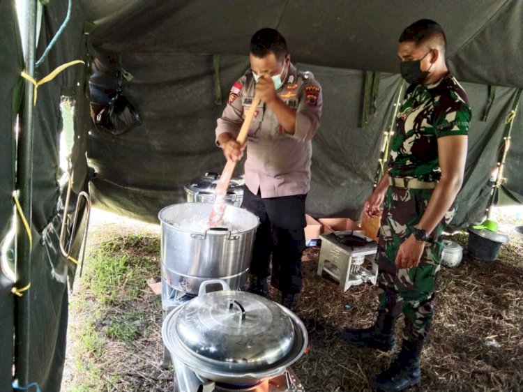 Kunjungi Posko Korban Banjir, Bhabinkamtibmas Siapkan Makanan Untuk Para Korban