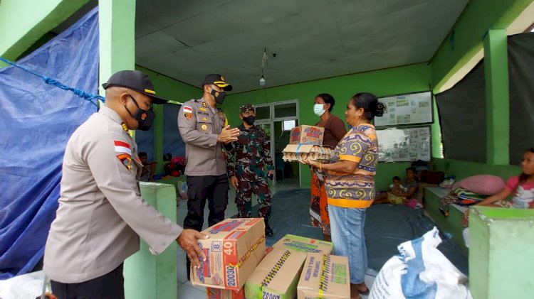 Polres TTU Gandeng Kodim 1618/TTU Bagikan Bantuan Sosial Bagi Korban Banjir