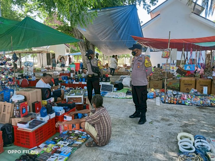 Bhabinkamtibmas Insana Utara Blusukan ke Pasar Desa Oesoko Beri Himbauan