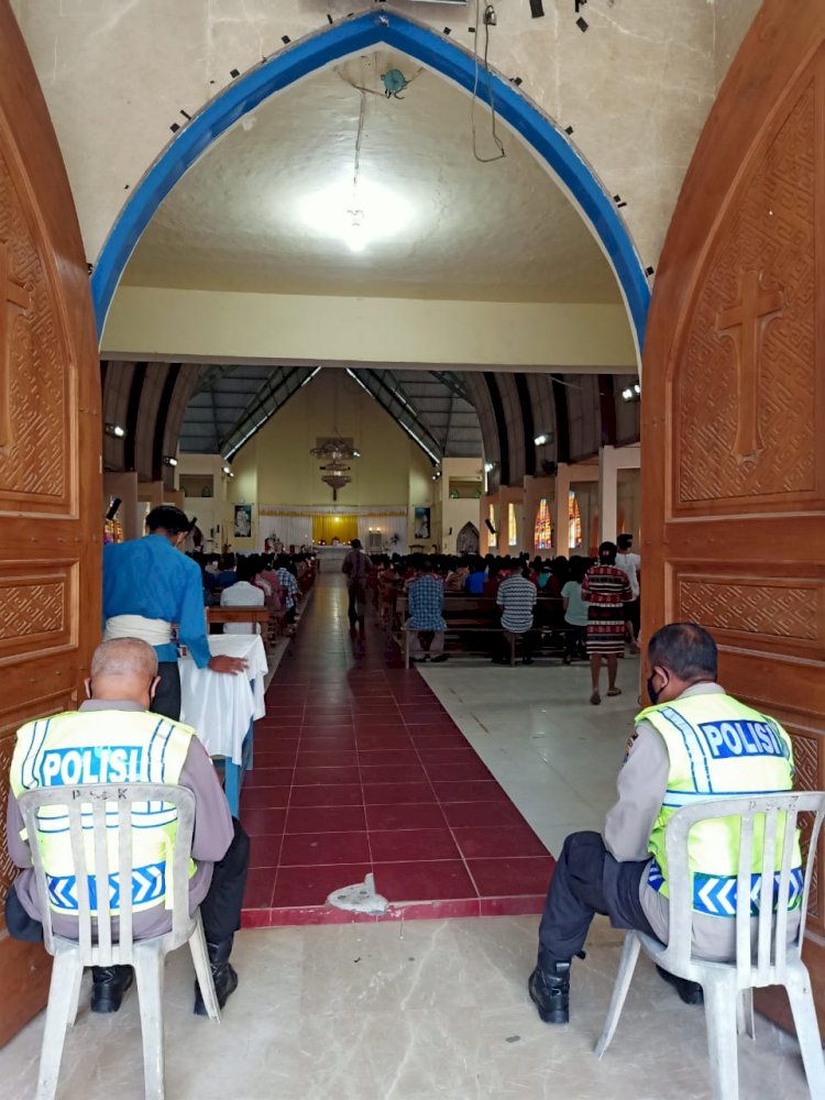 Tim Humas Polres TTU Pantau Keamanan Misa di Gereja St. Theresia