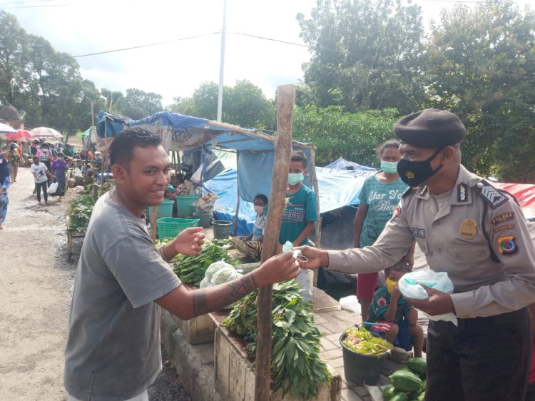 Samapta Polres TTU Bagi-bagi Masker di Pasar