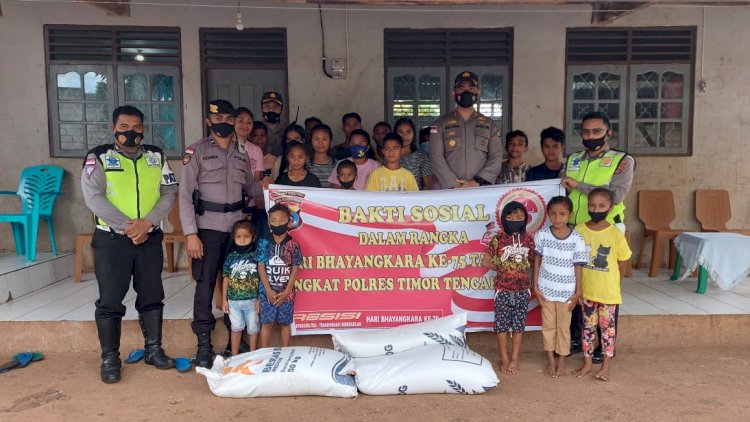 HUT Bhayangkari ke-75, Kapolres TTU Beri Bantuan Sekaligus Pantau Vaksin Massal