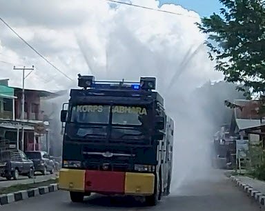 Kapolres TTU Pimpin Penyemprotan Disinfektan di 16 Titik