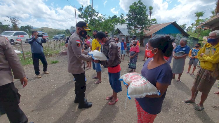 Kapolres TTU Serahkan Bansos Kepada 45 Kk di Kelurahan Tubuhue