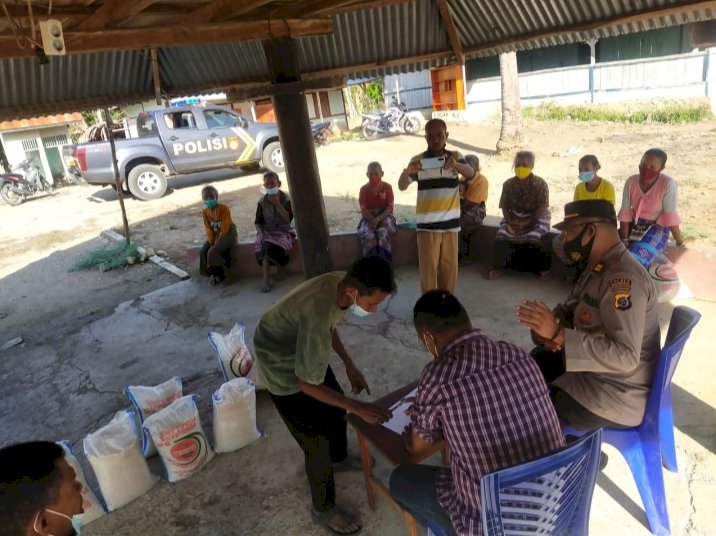 Pembagian Beras di Biboki Selatan, Kapolsek Harap Dapat Ringankan Beban Masyarakat