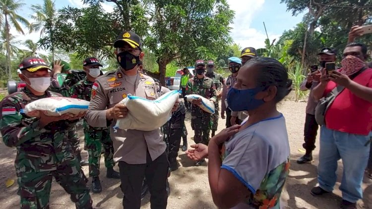 Warga Kampung Tauf Senang Dapat Bantuan Beras Polri