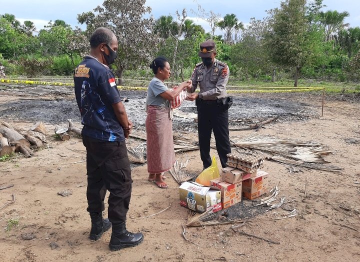 Kapolsek Biboki Anleu Bantu Korban Kebakaran Rumah