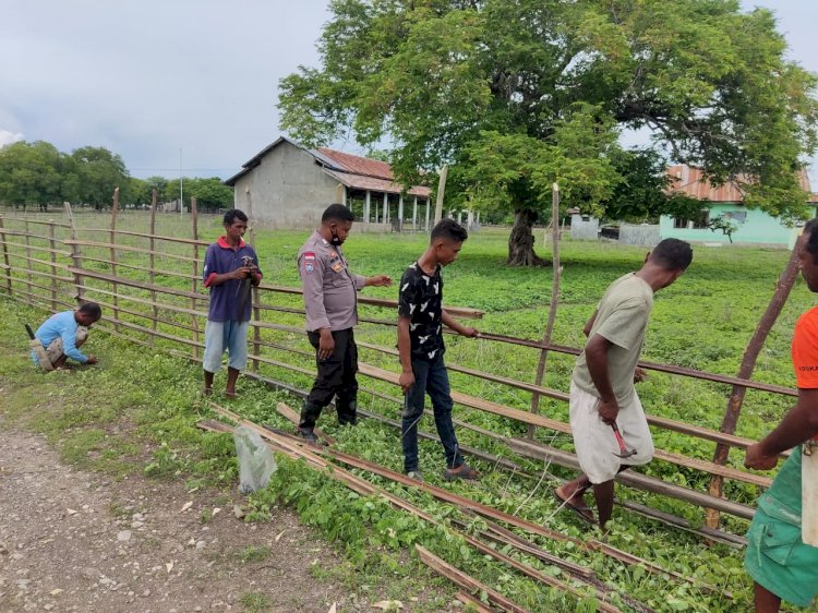 Bhabinkamtibmas Motadik Kerja Bhakti Bersama Masyarakat