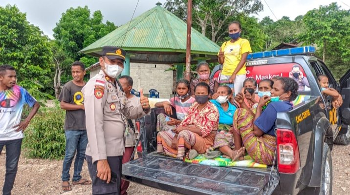 Ibu-ibu Senang Dijemput dengan Mobil Patroli Untuk Ikut Vaksin