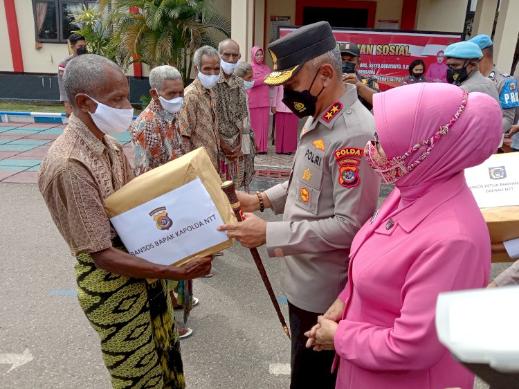 Bentuk Kedekatan Dengan Masyarakat, Kapolda NTT Bantu Warga Terdampak Pandemi